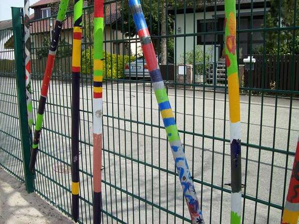 Zaun mit bunten Stöcken