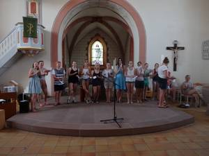 Jugendliche stehen zusammen beim Jugendschartag in der Kirche